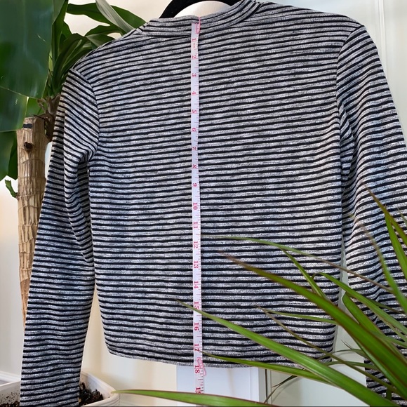 Striped mock neck crop top - Picture 3 of 4